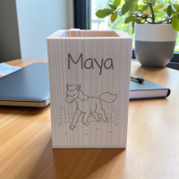 Stiftebox aus Holz mit Name und Motiv "Kinder"