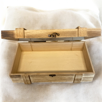 Holztruhe mit Namen und Datum "Hochzeitspost"