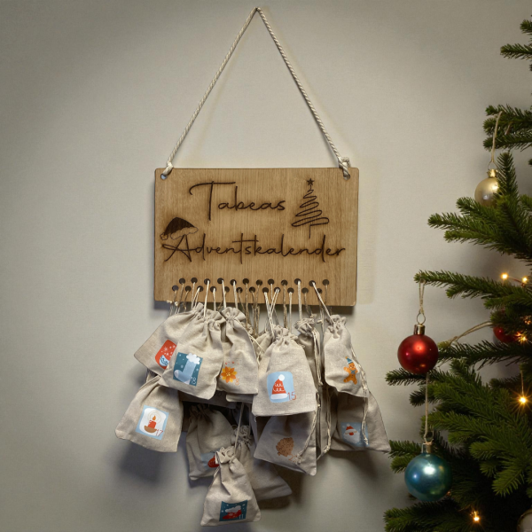 Adventskalender aus Holz mit Namen