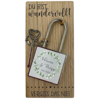 Liebesschloss auf Holz mit Namen und Ort / Datum