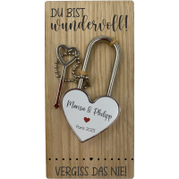 Liebesschloss auf Holz mit Namen und Ort / Datum