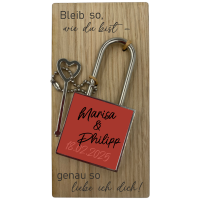 Liebesschloss auf Holz mit Namen und Ort / Datum