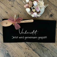 Geschirrtuch und Kochlöffel mit Spruch und Namen "Hochzeit"