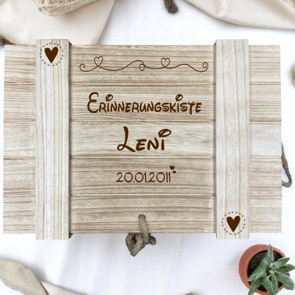 Erinnerungskiste mit Namen und Datum