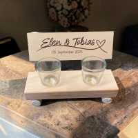 Holz-Schnapsbank "roh mit Rinde" mit Namen und Datum "Hochzeit"